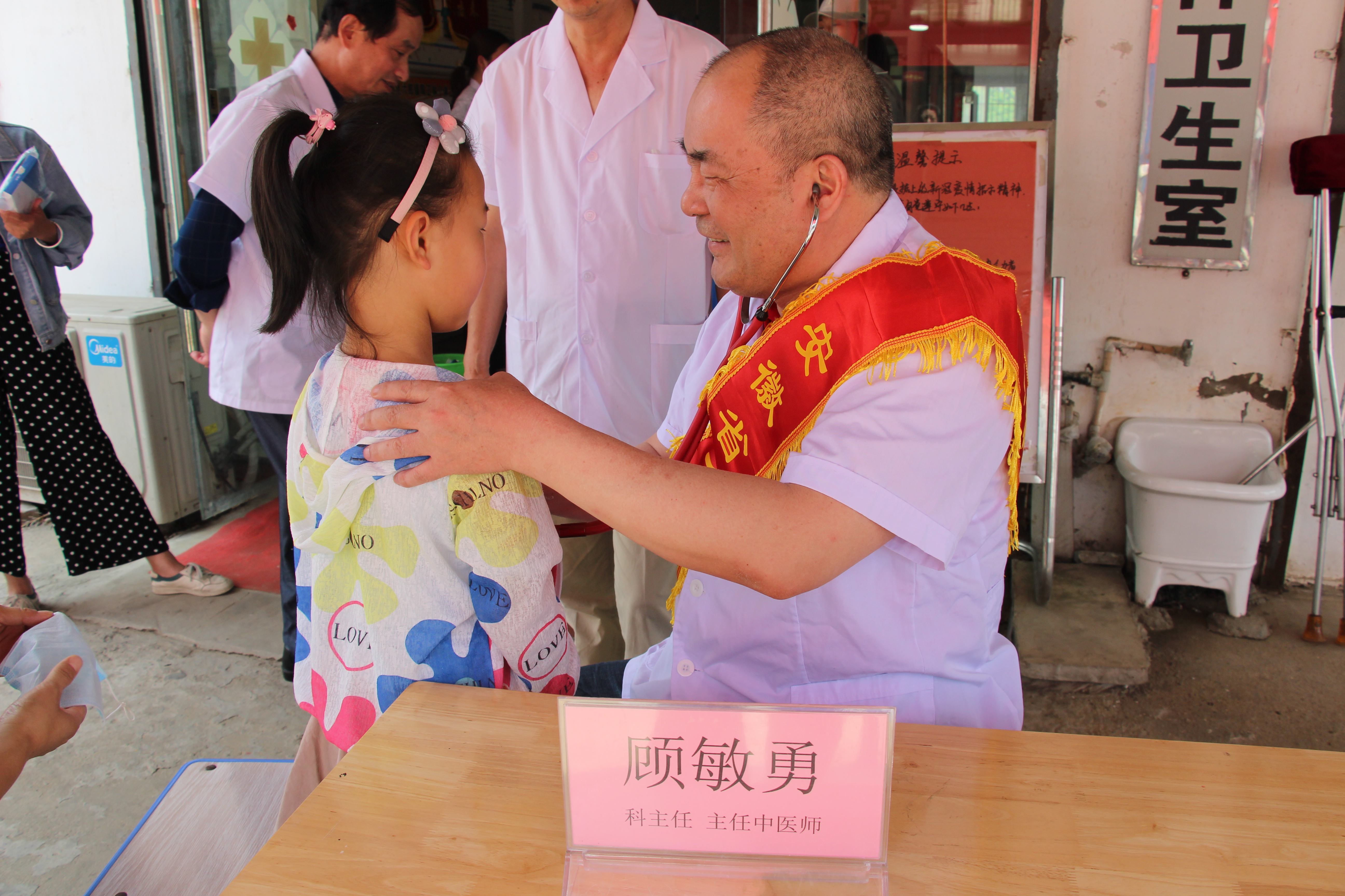 迎六一，“勞模進(jìn)社區(qū)，義診送健康” --------蕪湖市中醫(yī)院兒科送醫(yī)送藥下鄉(xiāng)義診活動(dòng)(圖4)