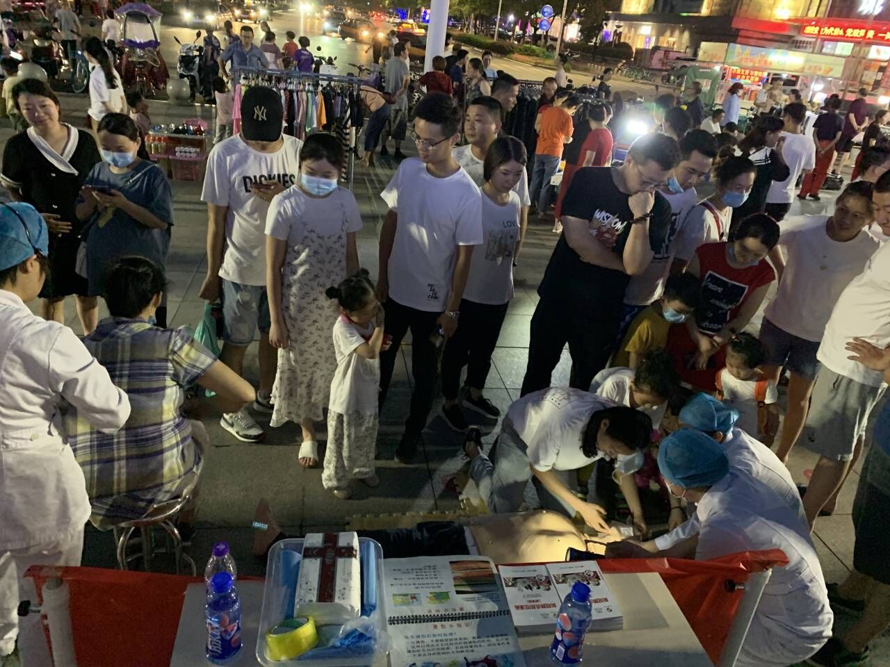 “白衣天使”擺地攤？——蕪湖市中醫(yī)醫(yī)院急救護(hù)理專科小組走進(jìn)“夜市”科普急救知識(圖6)