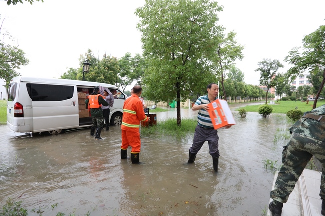 風雨同舟  健康護航——市中醫(yī)院慰問抗洪搶險官兵(圖1)