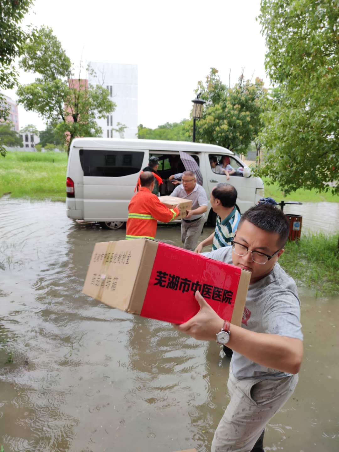 風雨同舟  健康護航——市中醫(yī)院慰問抗洪搶險官兵(圖2)