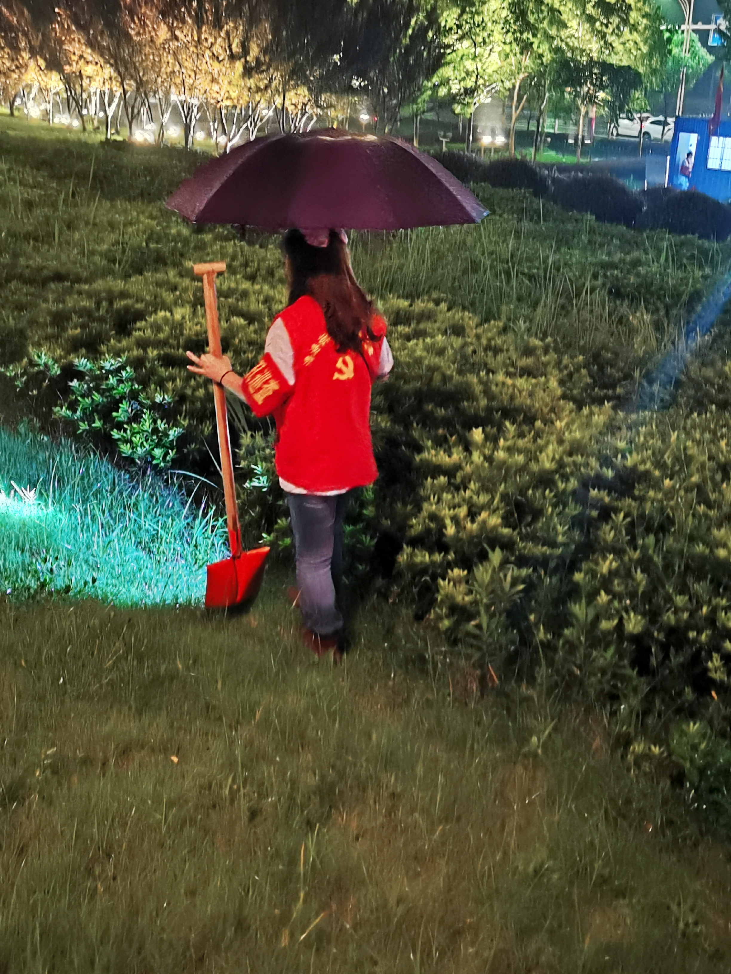黨旗下防汛抗洪巾幗力量在行動(dòng)(圖2)