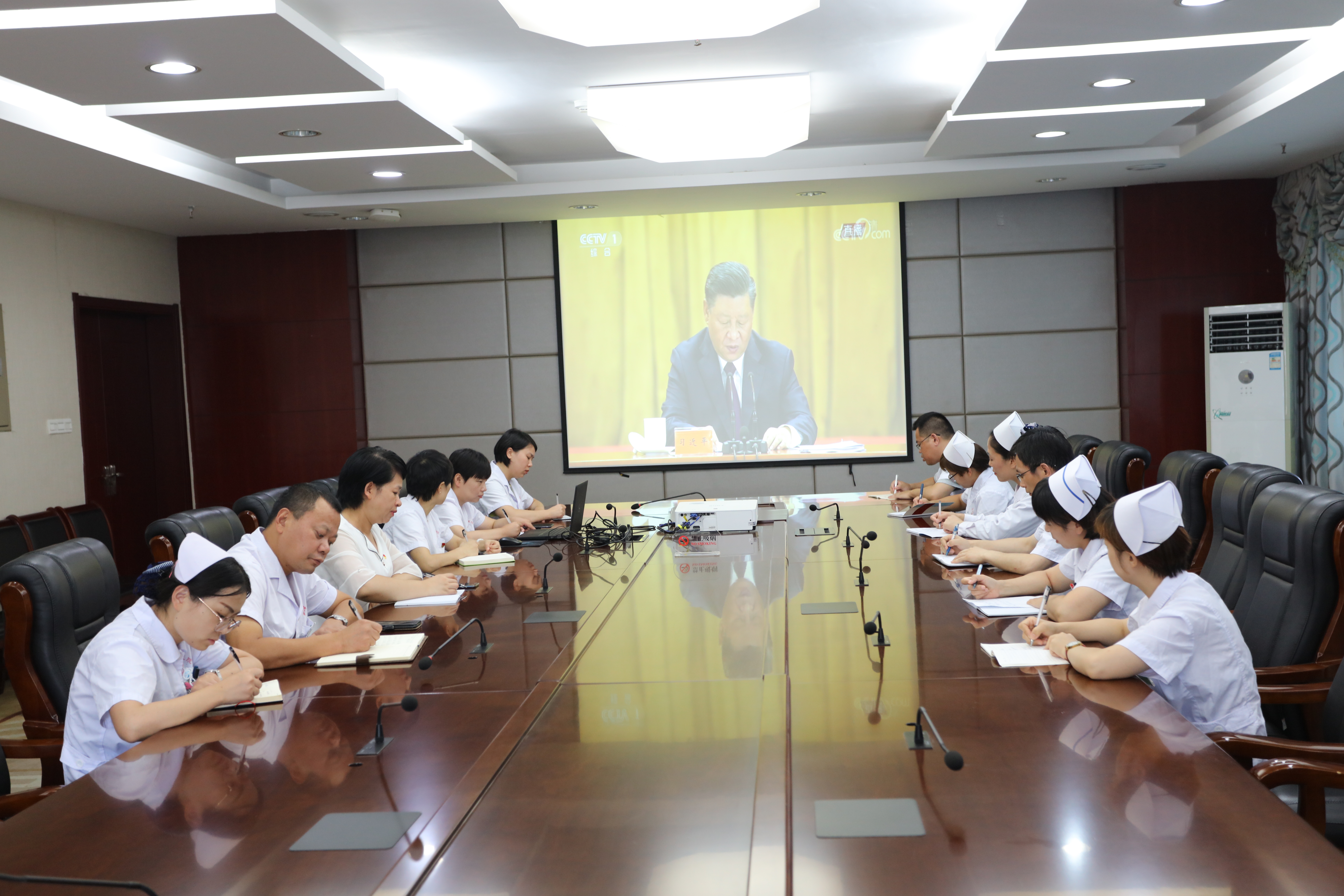 院黨委組織援鄂隊員、黨員代表收看全國抗擊新冠肺炎疫情表彰大會(圖1)