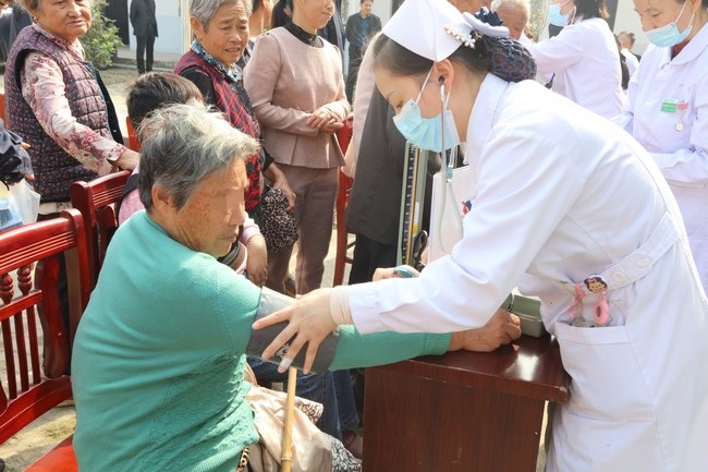 精準(zhǔn)扶貧 健康為民——市財(cái)政局、市中醫(yī)院聯(lián)合舉辦“送醫(yī)療下鄉(xiāng)”活動(dòng)(圖9)