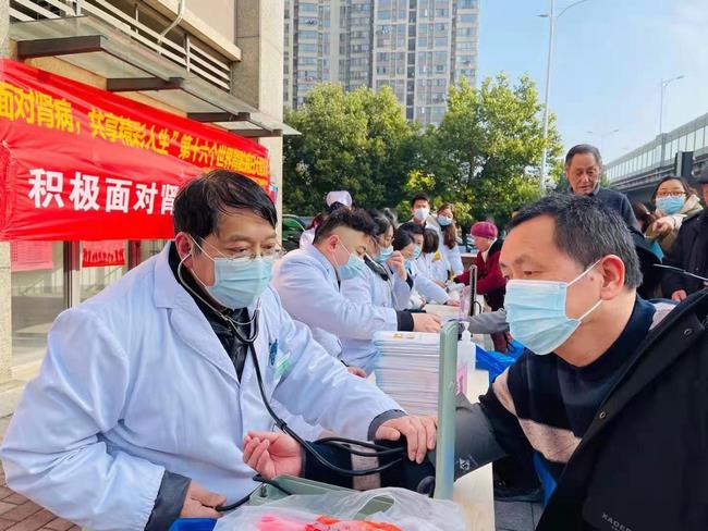 積極面對(duì)腎病 共享精彩人生——我院腎病科、內(nèi)科六支部走進(jìn)中南街道開展第十六個(gè)世界腎臟病日健康義診(圖1)