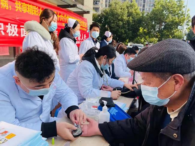 積極面對(duì)腎病 共享精彩人生——我院腎病科、內(nèi)科六支部走進(jìn)中南街道開展第十六個(gè)世界腎臟病日健康義診(圖2)