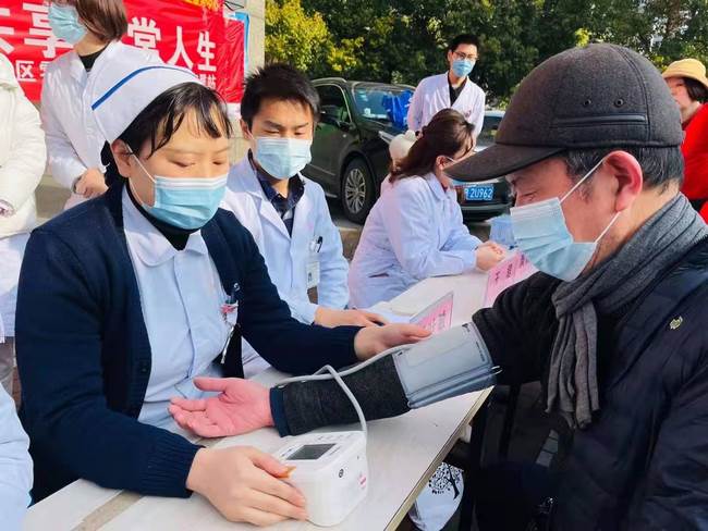 積極面對(duì)腎病 共享精彩人生——我院腎病科、內(nèi)科六支部走進(jìn)中南街道開展第十六個(gè)世界腎臟病日健康義診(圖3)