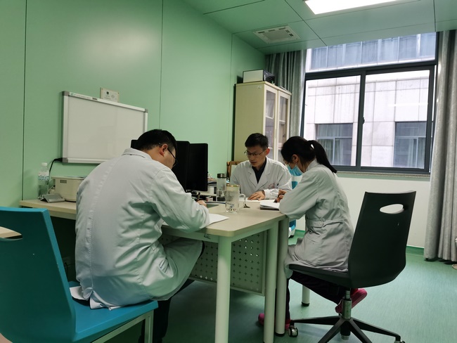 我院內(nèi)科第五黨支部召開(kāi)黨委會(huì)議及黨員會(huì)議(圖1)