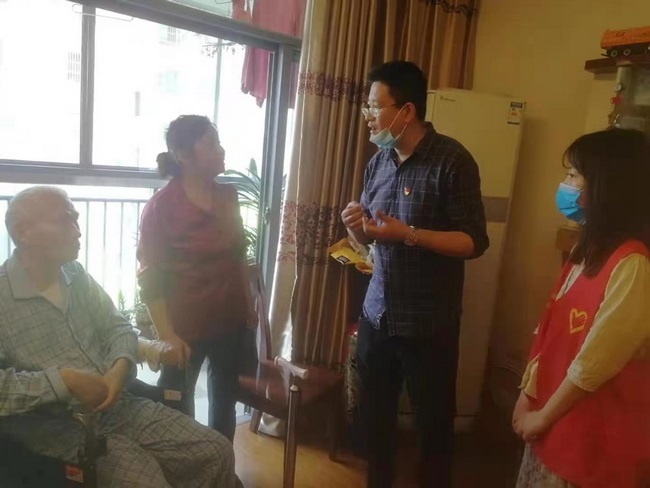 【我為群眾辦實事】我院走訪高齡腦?；颊撸嗅t(yī)藥制劑暖人心(圖1)