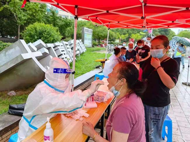 我院45名護(hù)理人員緊急集結(jié) 參與弋江區(qū)全員核酸檢測(cè)工作(圖1)
