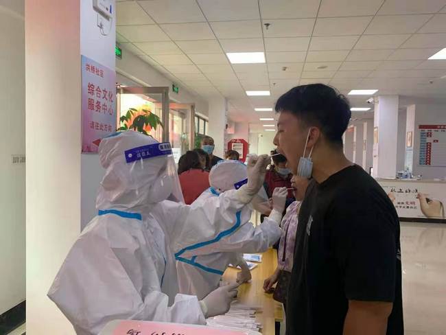 我院45名護(hù)理人員緊急集結(jié) 參與弋江區(qū)全員核酸檢測(cè)工作(圖2)