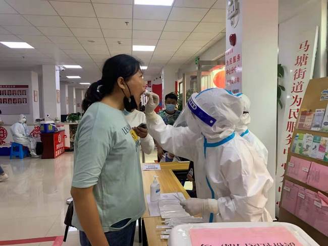 我院45名護(hù)理人員緊急集結(jié) 參與弋江區(qū)全員核酸檢測(cè)工作(圖6)