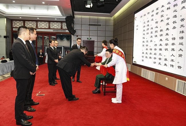 中醫(yī)正骨 薪火相傳 安徽中醫(yī)藥高等?？茖W(xué)校附屬醫(yī)院（蕪湖市中醫(yī)醫(yī)院）舉行 平樂郭氏正骨傳人郭珈宜蕪湖工作站拜師儀式(圖1)
