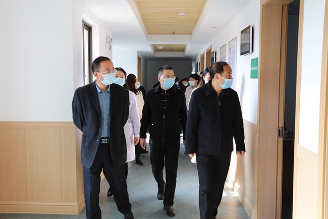 學校黨委深入我院調研(圖1)