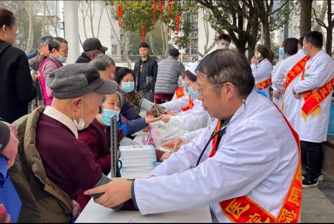 人人關(guān)注腎健康——我院腎病科開展“世界腎臟病日”義診活動(dòng)(圖2)