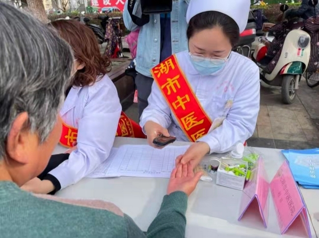 人人關(guān)注腎健康——我院腎病科開展“世界腎臟病日”義診活動(dòng)(圖3)