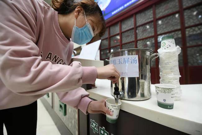 【醫(yī)心抗疫】茶湯清毒 抗疫“有方” 安徽中醫(yī)藥高等?？茖W(xué)校附屬醫(yī)院、蕪湖市中醫(yī)醫(yī)院防控彰顯中醫(yī)力量(圖1)