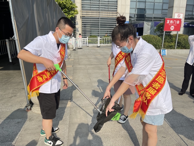干凈清潔看我的 志愿服務在行動 ——我院團委組織開展志愿者服務活動(圖3)