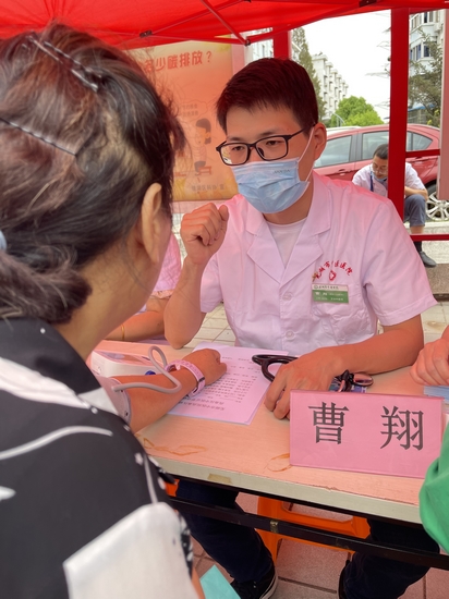 “‘醫(yī)’心‘衛(wèi)’民送溫暖”義診活動進(jìn)社區(qū)(圖4)