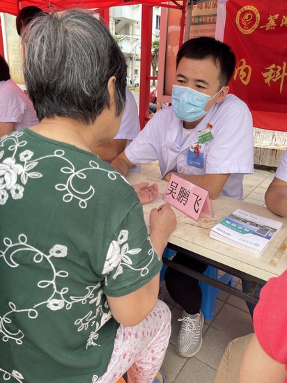 “‘醫(yī)’心‘衛(wèi)’民送溫暖”義診活動進(jìn)社區(qū)(圖5)