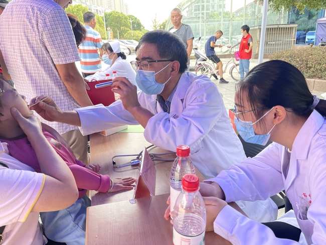 健康“快車”進(jìn)都寶 義診服務(wù)送溫暖 ——2022年全國(guó)科普日活動(dòng)暨健康巡講“百百千”健康義診活動(dòng)走進(jìn)都寶小區(qū)(圖2)