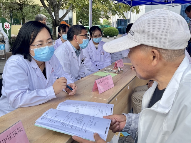 健康“快車”進(jìn)都寶 義診服務(wù)送溫暖 ——2022年全國(guó)科普日活動(dòng)暨健康巡講“百百千”健康義診活動(dòng)走進(jìn)都寶小區(qū)(圖3)
