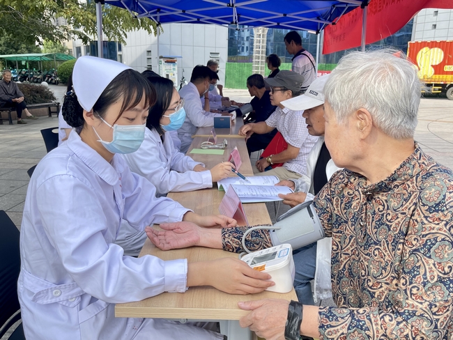 健康“快車”進(jìn)都寶 義診服務(wù)送溫暖 ——2022年全國(guó)科普日活動(dòng)暨健康巡講“百百千”健康義診活動(dòng)走進(jìn)都寶小區(qū)(圖6)