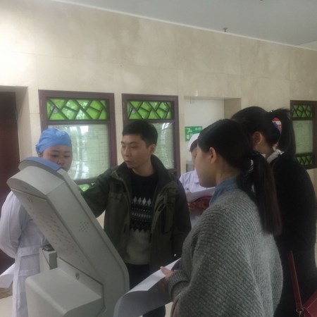 院團委組織青年志愿者開展“愛心幫助患者、使用便民設(shè)備”活動(圖1)