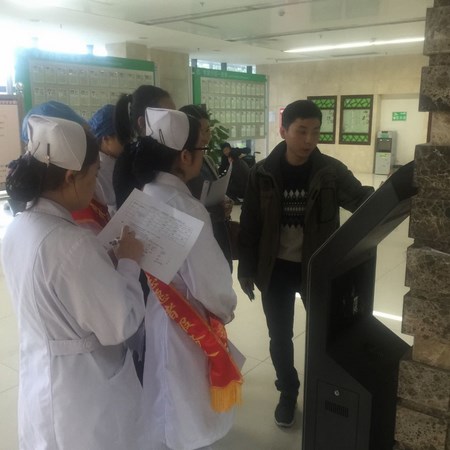 院團委組織青年志愿者開展“愛心幫助患者、使用便民設(shè)備”活動(圖2)