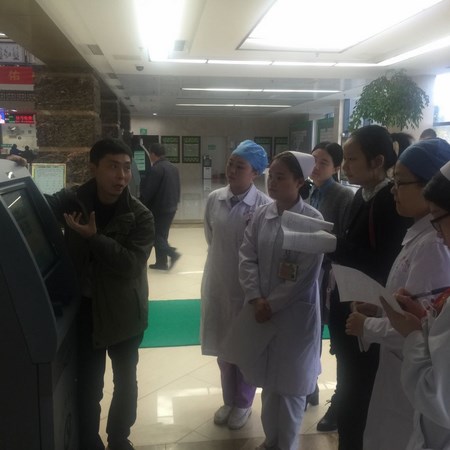 院團委組織青年志愿者開展“愛心幫助患者、使用便民設(shè)備”活動(圖3)