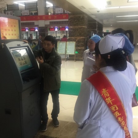 院團委組織青年志愿者開展“愛心幫助患者、使用便民設(shè)備”活動(圖4)