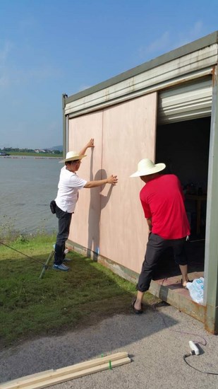咬緊牙關(guān)，“白衣戰(zhàn)士”守住每寸圩堤(圖7)