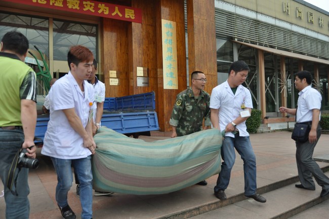 我院第三批醫(yī)療隊(duì)奔赴抗洪一線送醫(yī)送藥 院內(nèi)特色制劑效果好尤受歡迎(圖1)