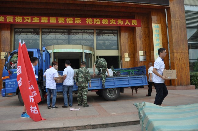 我院第三批醫(yī)療隊(duì)奔赴抗洪一線送醫(yī)送藥 院內(nèi)特色制劑效果好尤受歡迎(圖2)