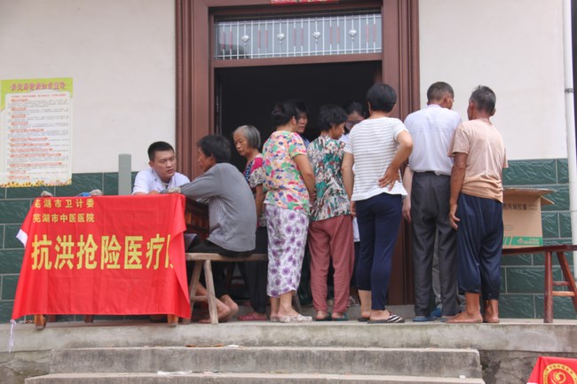 我院第四批醫(yī)療隊深入災(zāi)區(qū)一線服務(wù)災(zāi)民(圖4)
