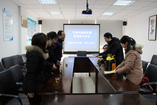 春節(jié)前夕，我院深入社區(qū)慰問(wèn)結(jié)對(duì)幫扶困難戶(圖1)