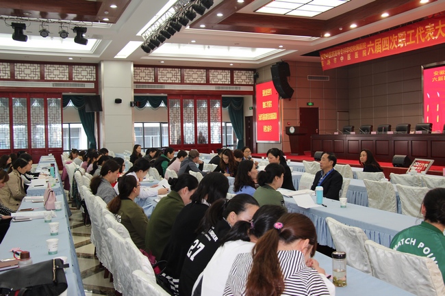 民主決策，科學管理——各代表團分組討論(圖1)