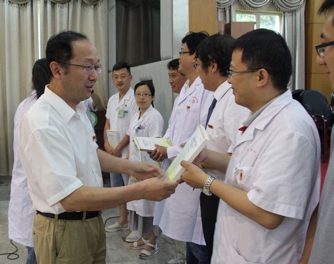 紀念建黨96周年——院黨委向各黨支部贈送院黨委中心組理論學(xué)習資料《全面從嚴治黨面對面》(圖1)