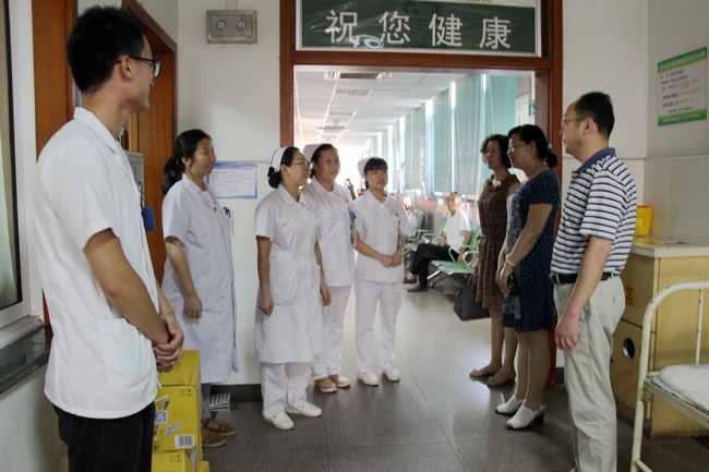 心系職工送關(guān)懷 一線慰問(wèn)送清涼(圖2)