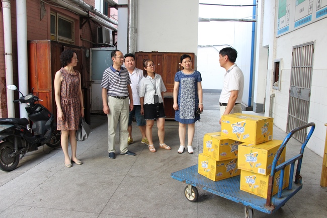 心系職工送關(guān)懷 一線慰問(wèn)送清涼(圖3)
