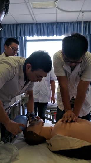 責(zé)任在心，警鐘長(zhǎng)鳴————我院組織院內(nèi)應(yīng)急急救演練(圖1)