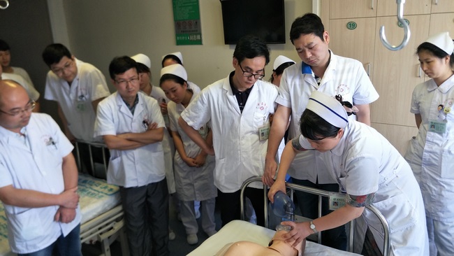 責(zé)任在心，警鐘長(zhǎng)鳴————我院組織院內(nèi)應(yīng)急急救演練(圖4)
