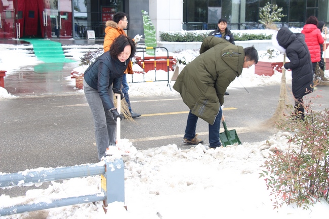 我院組織人員及時掃除積雪 保障患者群眾就診安全(圖6)