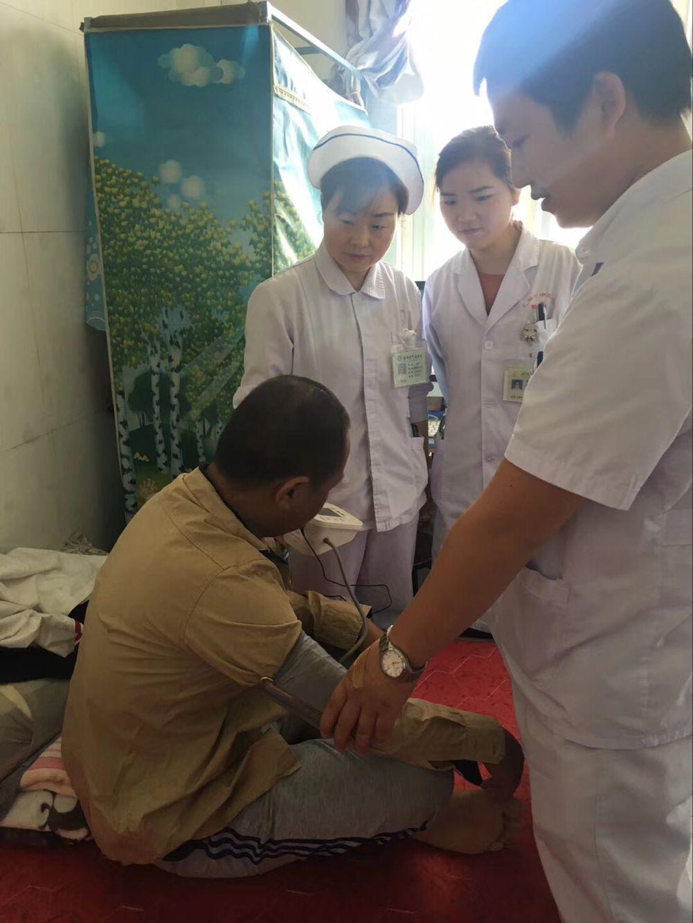 黨員走進患者家中，送上溫暖和關懷(圖1)
