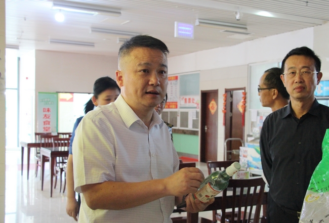 市領導一行對我院進行食堂食品安全專項檢查(圖1)