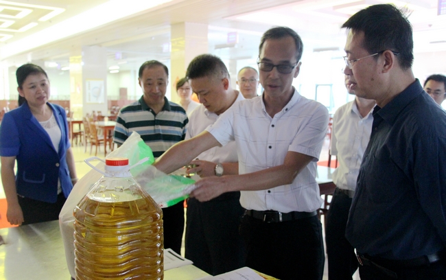 市領導一行對我院進行食堂食品安全專項檢查(圖2)