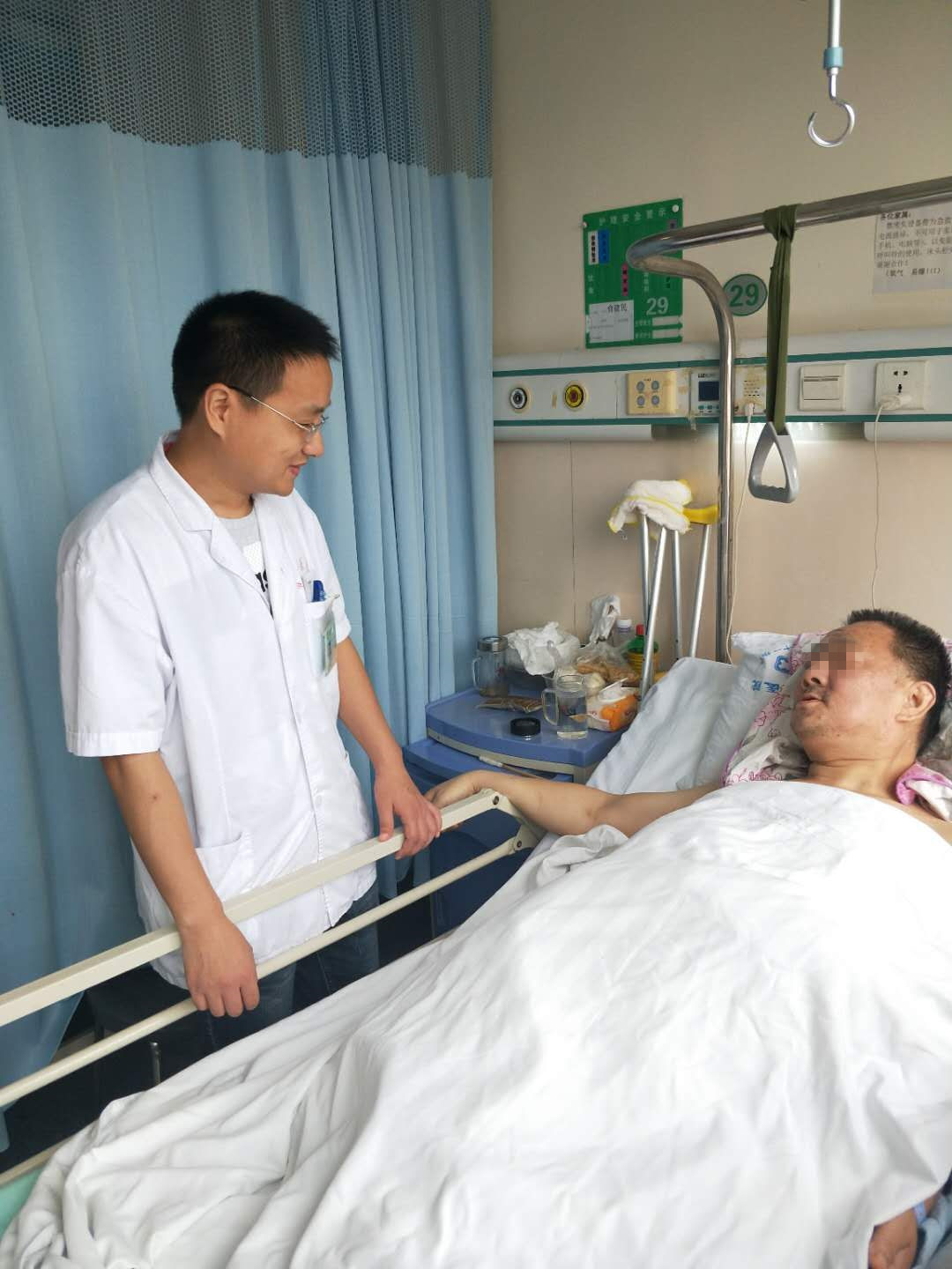 護(hù)士長的煩惱——骨四科王泰俊醫(yī)生清晨替糖尿病足患者清洗創(chuàng)面感動患者(圖1)