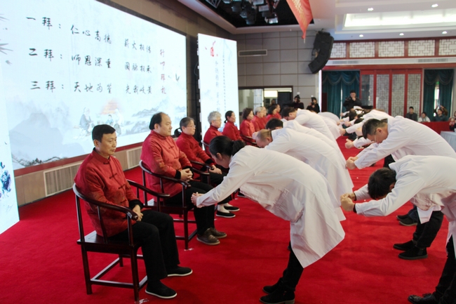 薪傳甲子 筑夢遠(yuǎn)航--蕪湖市中醫(yī)藥集團2018年年會暨蕪湖市中醫(yī)醫(yī)院建院60周年中醫(yī)藥傳承拜師會盛大舉(圖19)