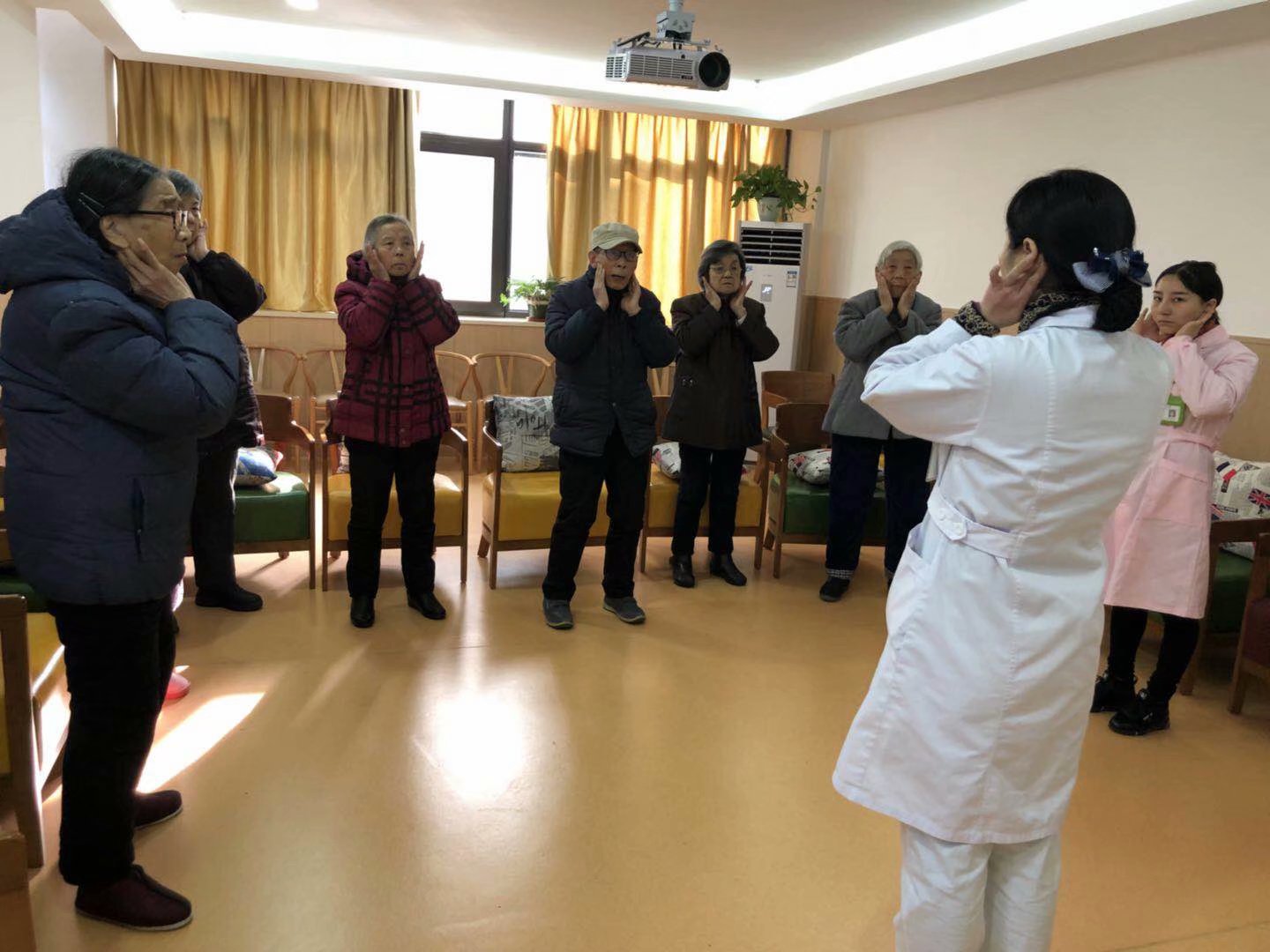 護理延伸服務之中醫(yī)特色循經(jīng)拍打操走進福延頤樂堂養(yǎng)老公寓(圖3)