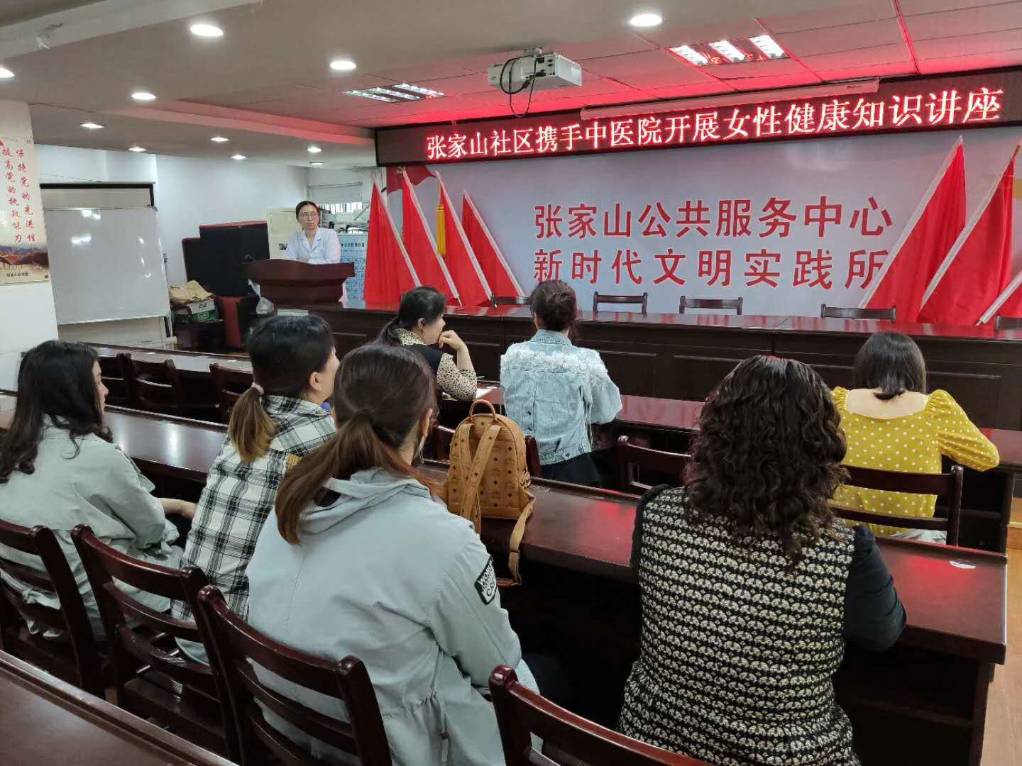 我院婦科走進(jìn)張家山社區(qū)開展健康教育講座?(圖1)