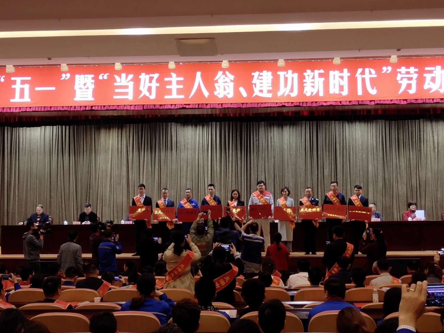 我院重癥醫(yī)學(xué)科（ICU）喜獲蕪湖市“工人先鋒號(hào)”集體稱(chēng)號(hào)(圖1)
